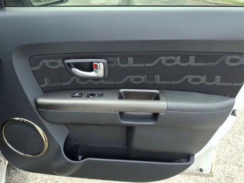 Used 2013 Kia Soul + w/ Audio Pkg FWD image 17