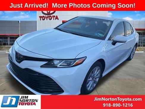 Used 2020 Toyota Camry LE image 3