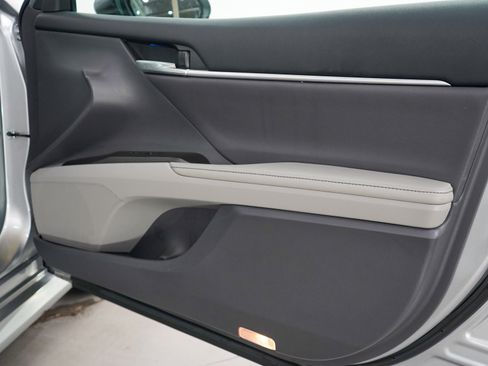 Used 2023 Toyota Camry XLE image 9