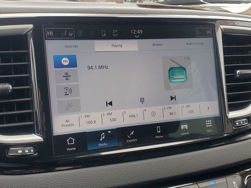 Used 2024 Chrysler Pacifica Touring-L image 22