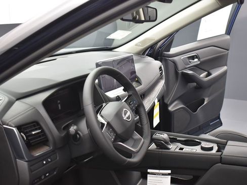 Used 2025 Nissan Rogue Platinum w/ Tech Package image 6