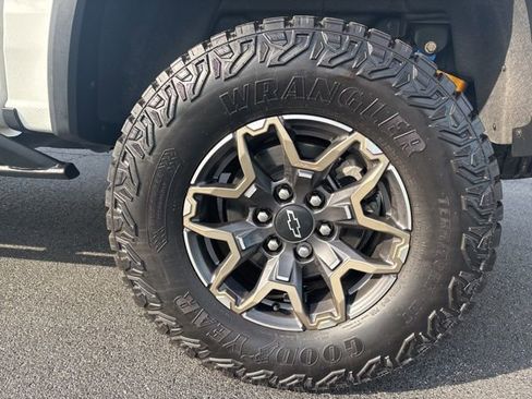 Used 2024 Chevrolet Colorado ZR2 w/ Technology Package AWD/4WD image 17