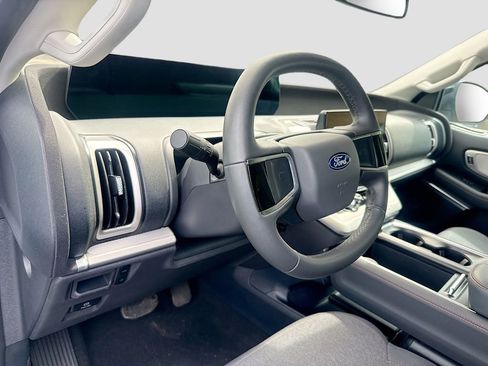 Used 2025 Ford Expedition Active RWD image 13