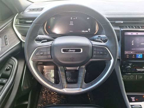 Used 2024 Jeep Grand Cherokee Limited w/ Black Appearance Package image 17