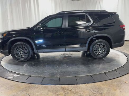 Used 2025 Honda Pilot TrailSport image 7