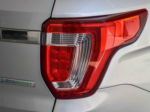 Used 2017 Ford Explorer XLT FWD image 7