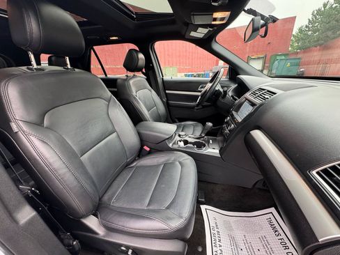 Used 2017 Ford Explorer XLT w/ Equipment Group 202A AWD/4WD image 15