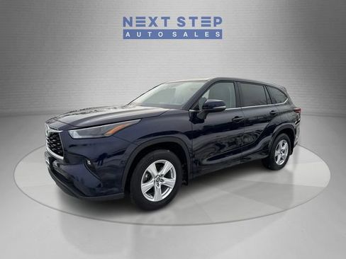 Used 2024 Toyota Highlander LE image 3