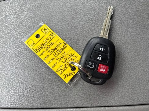 Used 2018 Toyota Highlander Plus AWD/4WD image 34