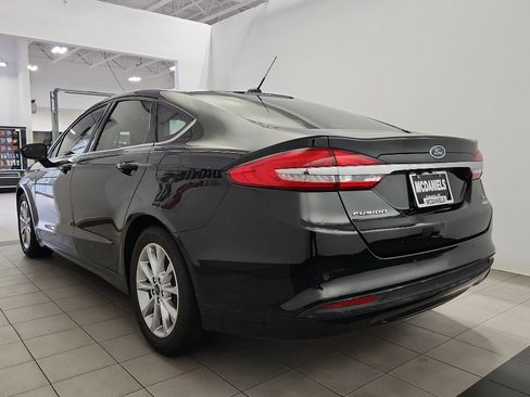 Used 2017 Ford Fusion SE w/ Fusion SE Technology Package FWD image 5