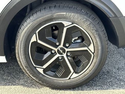 Used 2023 Kia Niro EX image 24