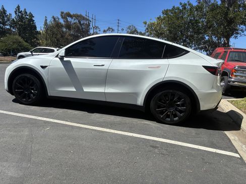 Used 2021 Tesla Model Y 2WD image 9