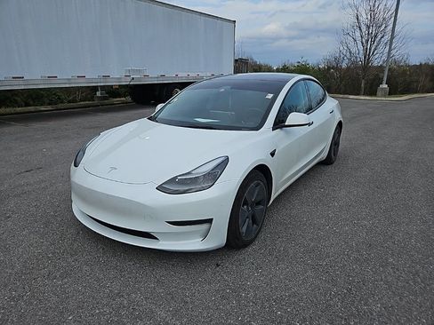Used 2023 Tesla Model 3 Standard Range image 3