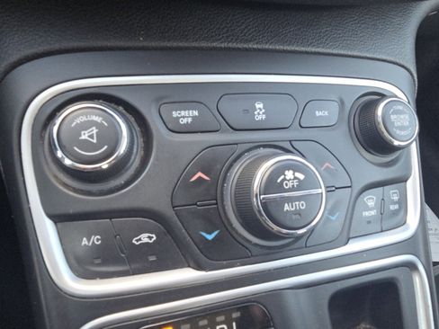 Used 2015 Chrysler 200 C image 26