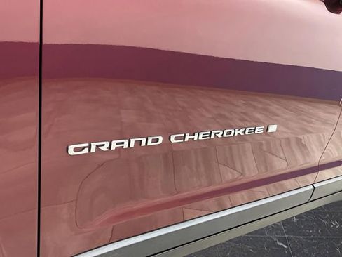 Used 2022 Jeep Grand Cherokee Limited w/ Luxury Tech Group II image 37