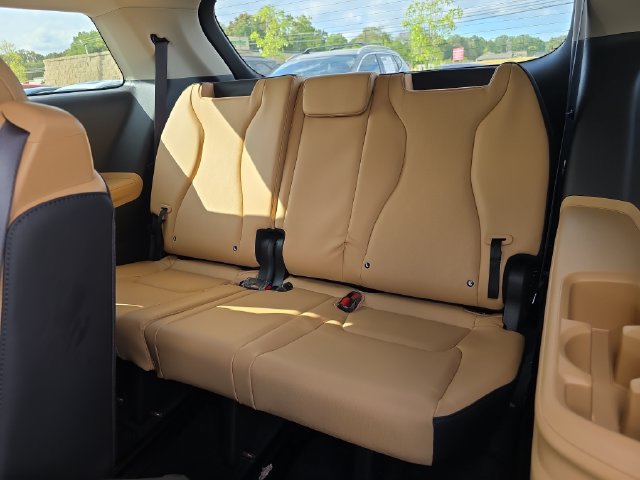 Used 2024 Kia Carnival LX FWD image 12
