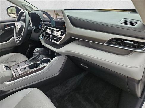 Used 2022 Toyota Highlander Limited image 23