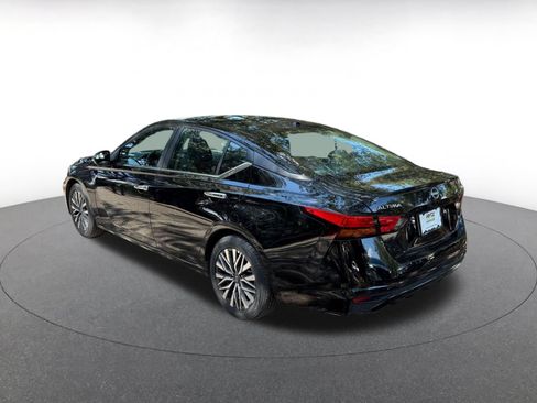 Used 2025 Nissan Altima 2.5 SV FWD image 9