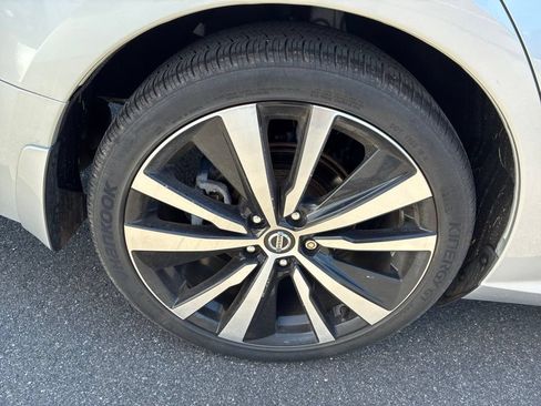 Used 2019 Nissan Altima 2.0 Platinum FWD image 11