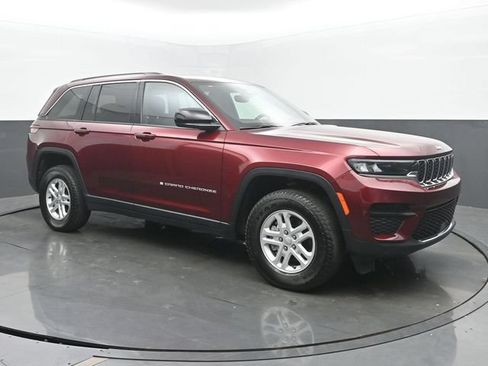 Used 2024 Jeep Grand Cherokee Laredo AWD/4WD image 7
