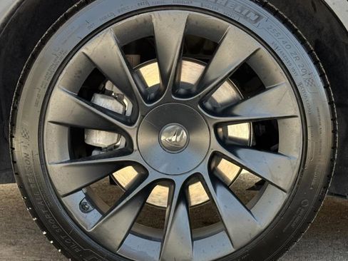 Used 2021 Tesla Model Y Long Range image 25