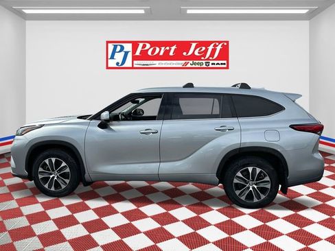 Used 2022 Toyota Highlander XLE image 2