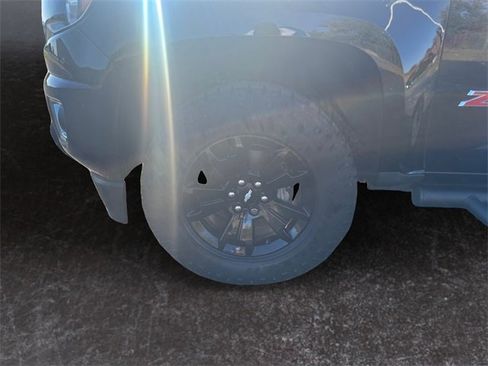 Used 2017 Chevrolet Colorado Z71 w/ Z71 Midnight Edition image 14