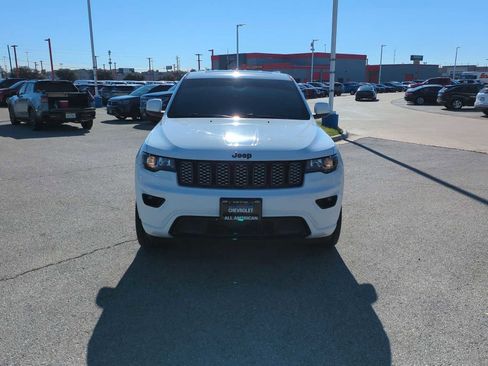Used 2018 Jeep Grand Cherokee Altitude image 3