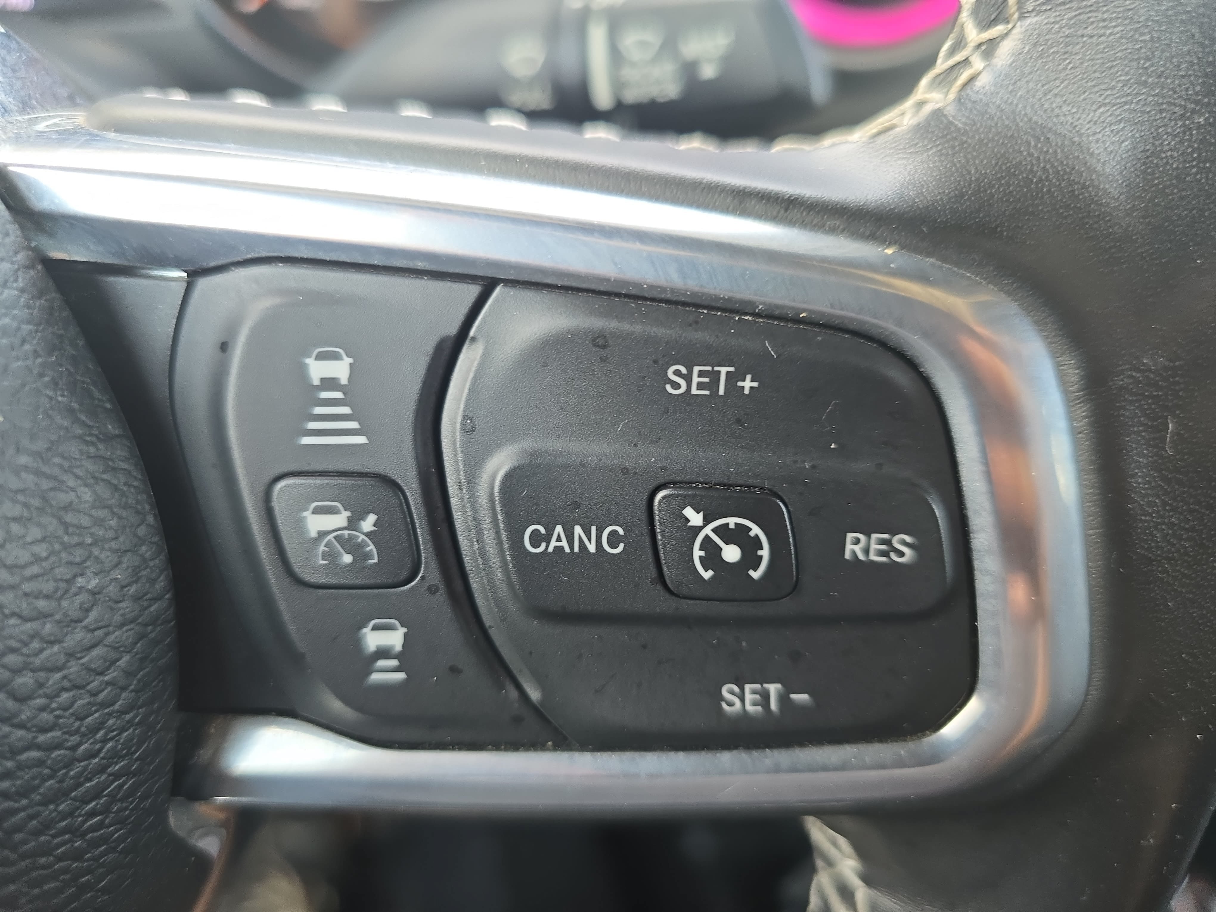 Used 2023 Jeep Gladiator Overland w/ Dual Top Group AWD/4WD image 17