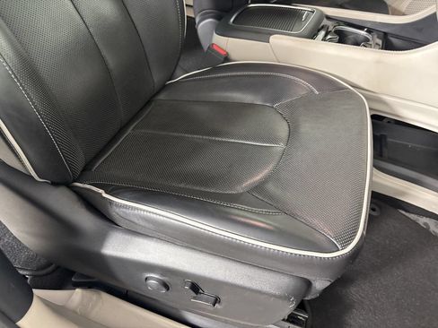 Used 2024 Chrysler Pacifica Limited FWD image 30
