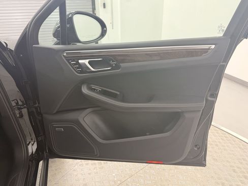 Certified 2025 Porsche Macan image 38
