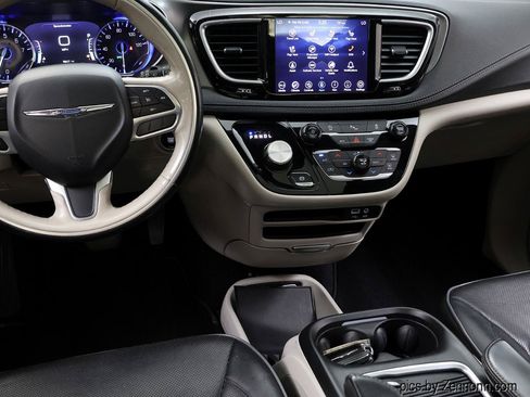 Used 2019 Chrysler Pacifica Limited FWD image 17