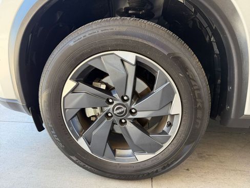Used 2025 Nissan Rogue SV FWD image 32