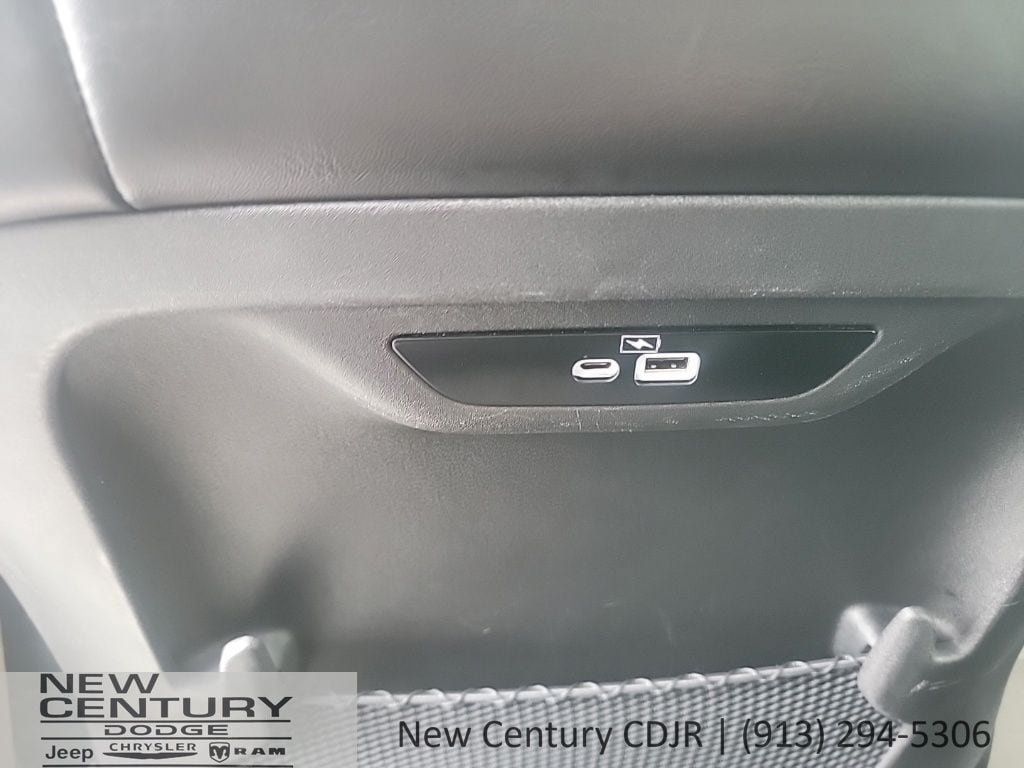 Used 2023 Chrysler Pacifica Touring-L FWD image 18