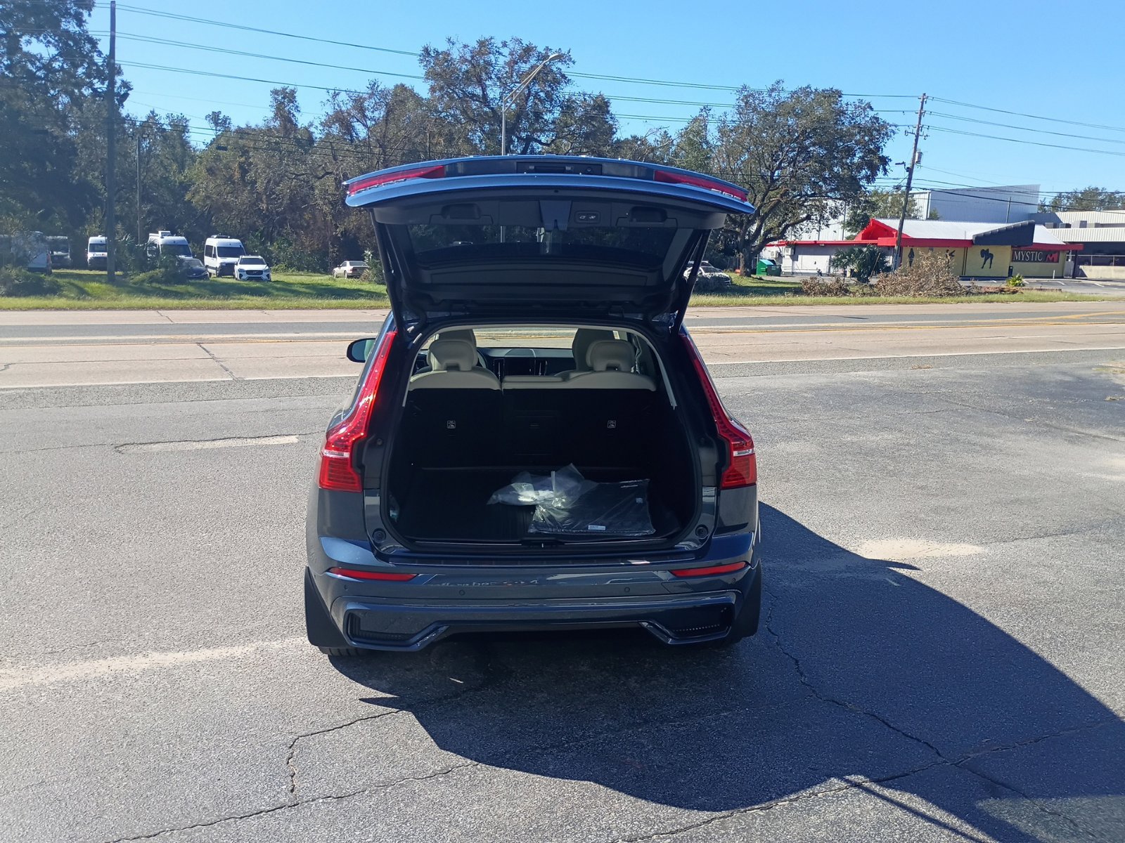Used 2024 Volvo XC60 B5 Plus w/ Protection Package Premier AWD/4WD image 4