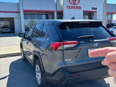 Used 2022 Toyota RAV4 LE AWD/4WD image 4