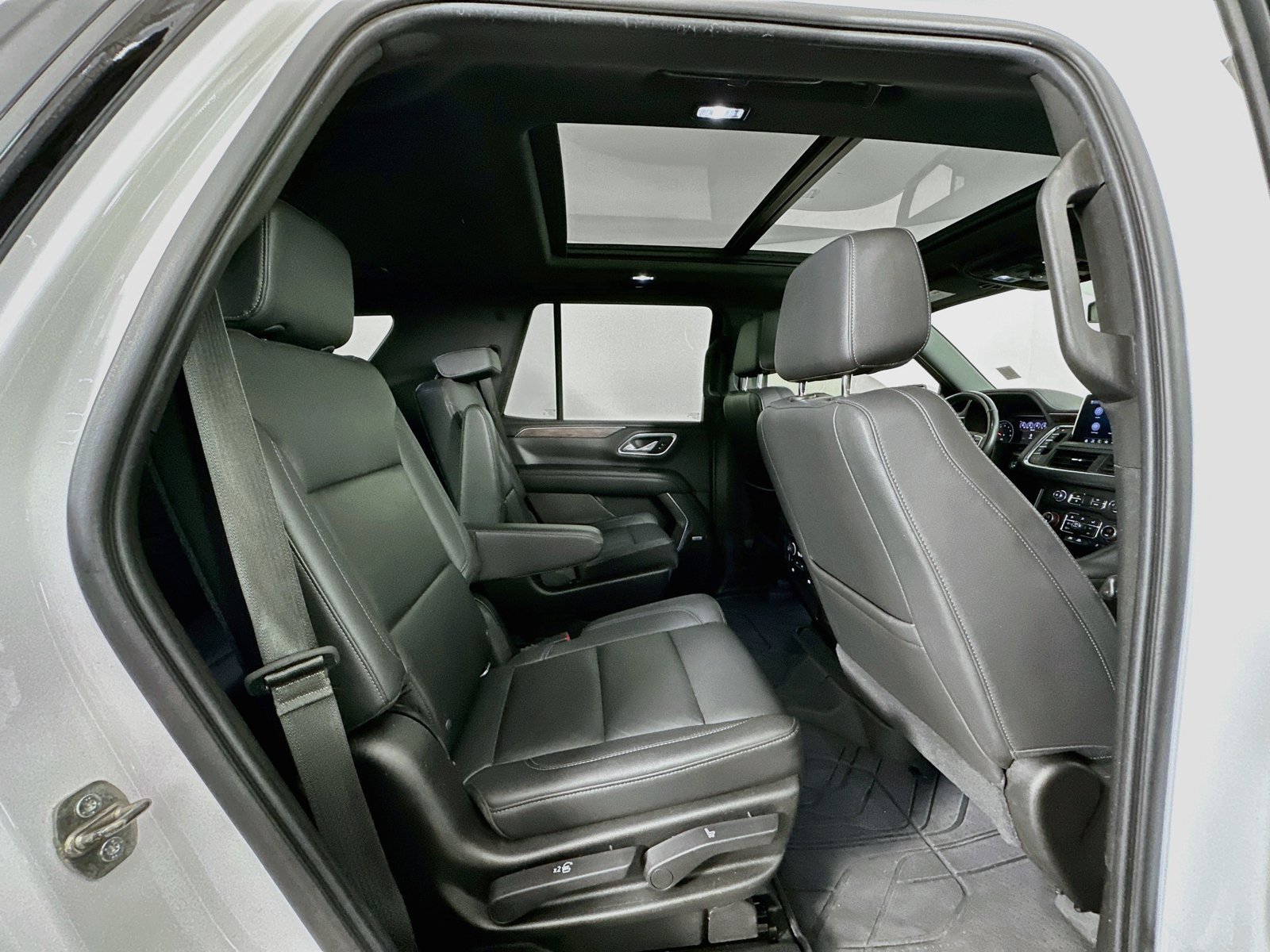 Used 2021 Chevrolet Tahoe Z71 w/ Z71 Off-Road Package AWD/4WD image 31