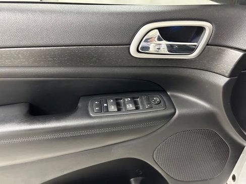 Used 2015 Jeep Grand Cherokee Altitude AWD/4WD image 17