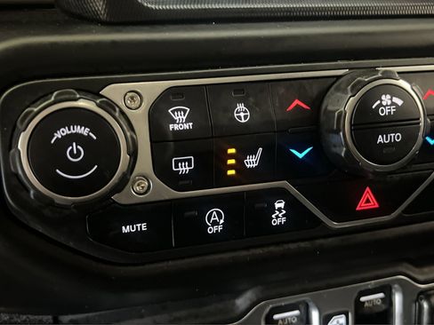 Used 2018 Jeep Wrangler Unlimited Sahara AWD/4WD image 32