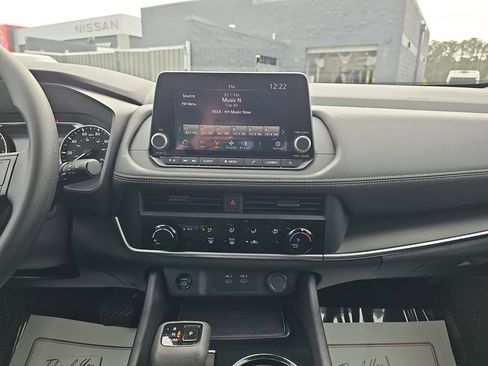 Used 2025 Nissan Rogue S image 23