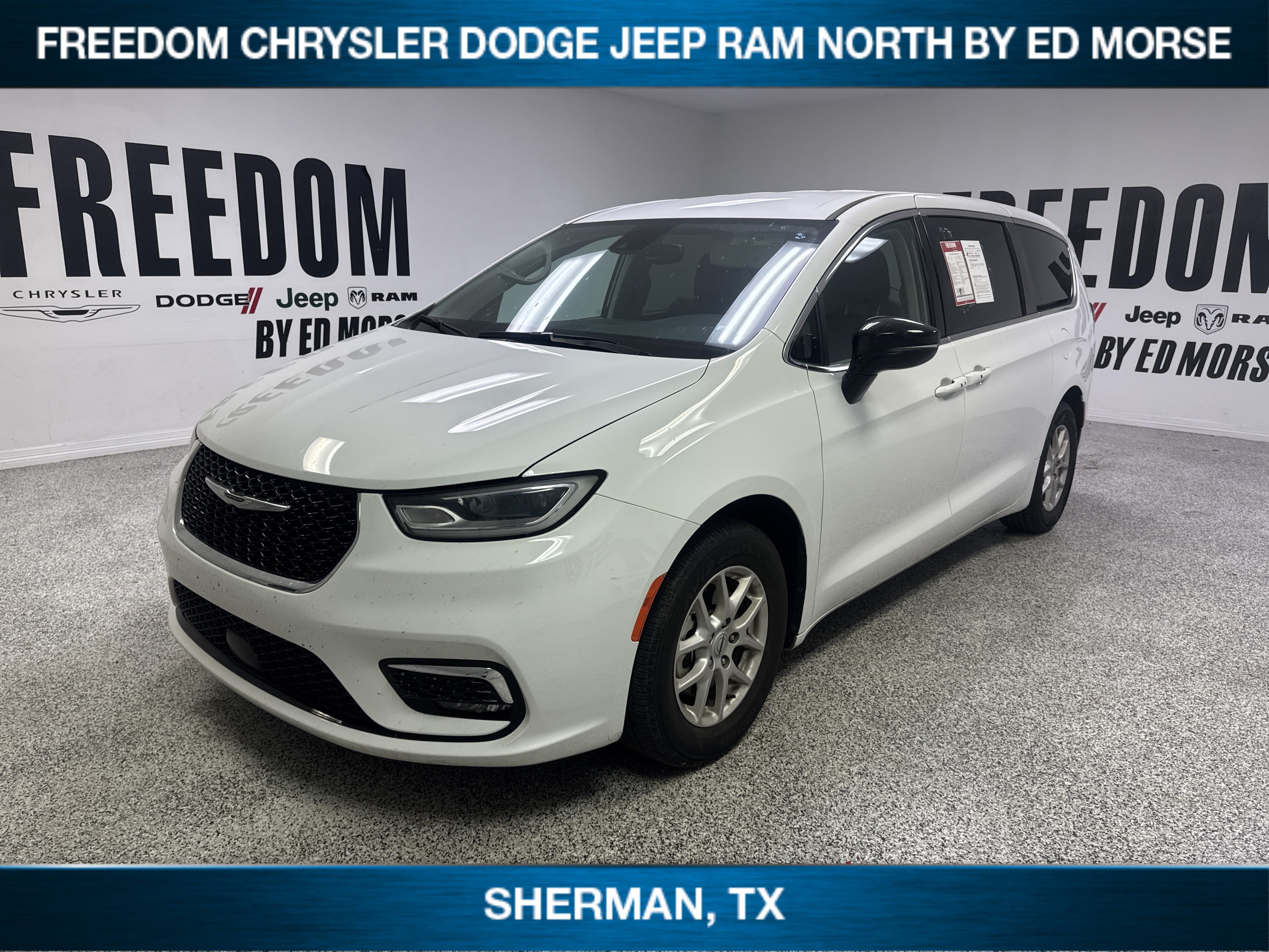 Used 2024 Chrysler Pacifica Touring-L FWD image 1
