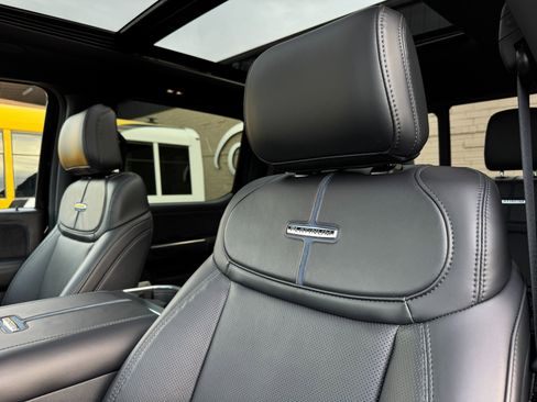 Used 2025 Ford F450 Platinum w/ FX4 Off-Road Package image 28