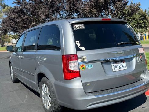 Used 2013 Chrysler Town & Country Touring image 6