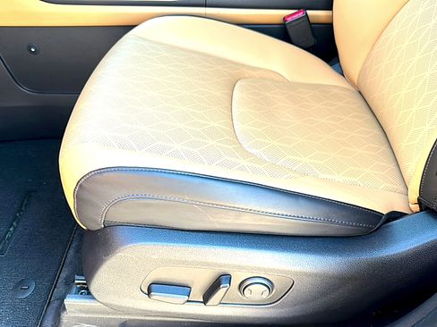 Used 2024 Kia Carnival LX image 15