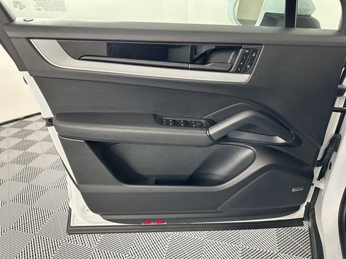 Certified 2025 Porsche Cayenne AWD/4WD image 16