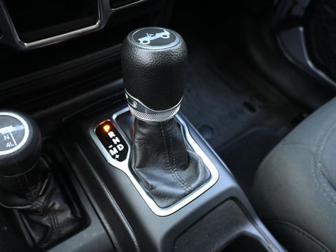 Used 2019 Jeep Wrangler Unlimited Sport image 31