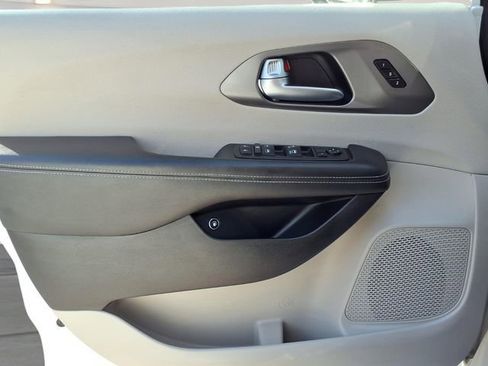 Used 2023 Chrysler Pacifica Touring-L image 17