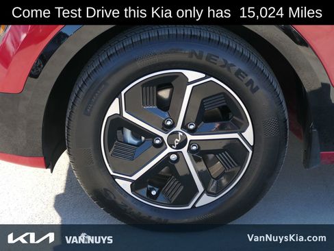 Used 2023 Kia Niro SX image 9