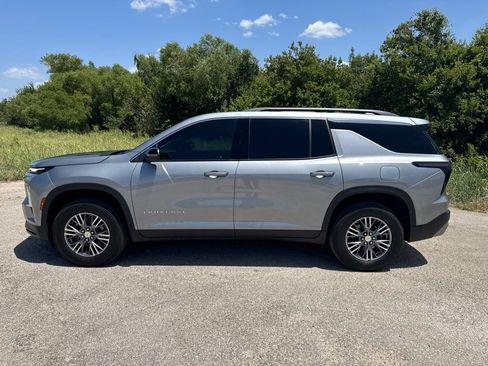 Used 2025 Chevrolet Traverse LT w/ Driver Confidence Package FWD image 9