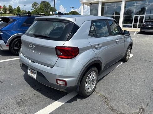 Used 2021 Hyundai Venue SE FWD image 3